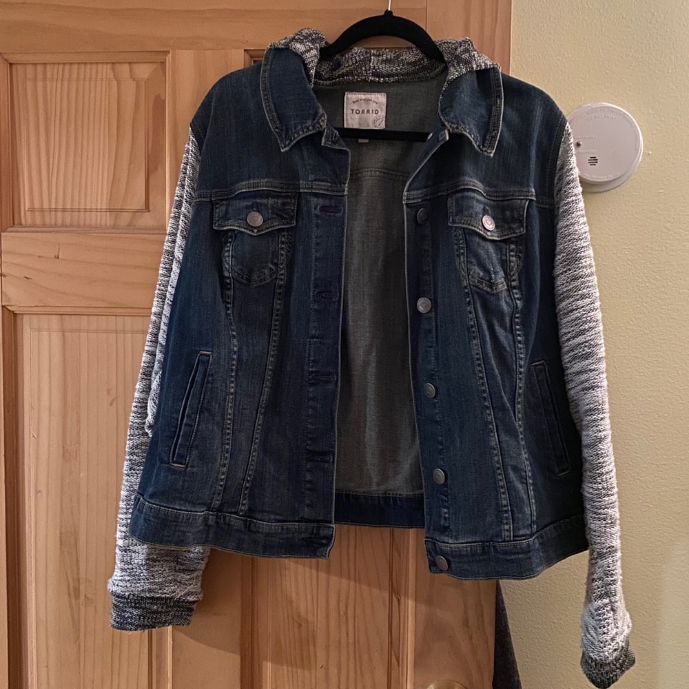Trendy denim jacket with cloth sleeves